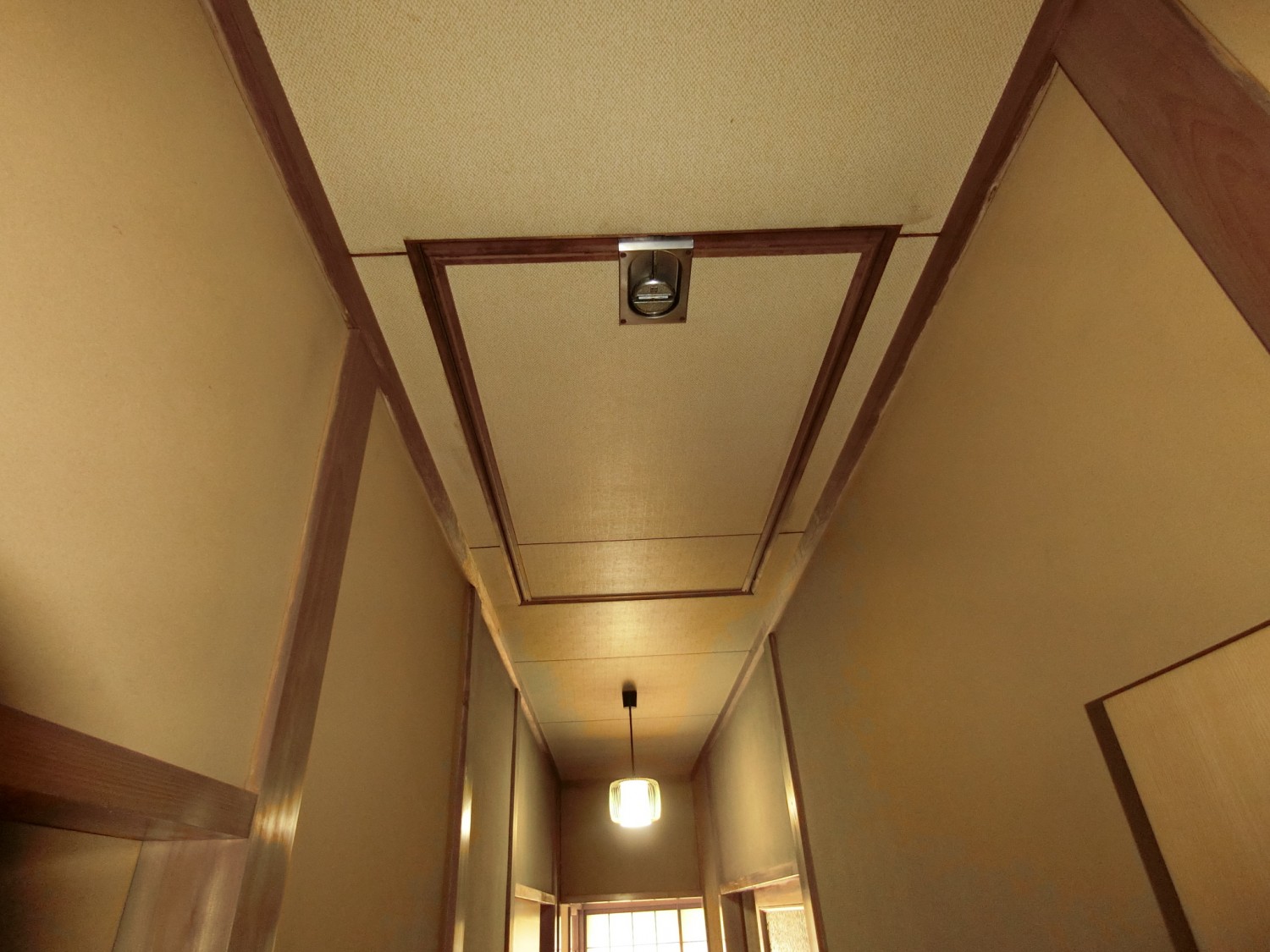 屋根裏収納があります。