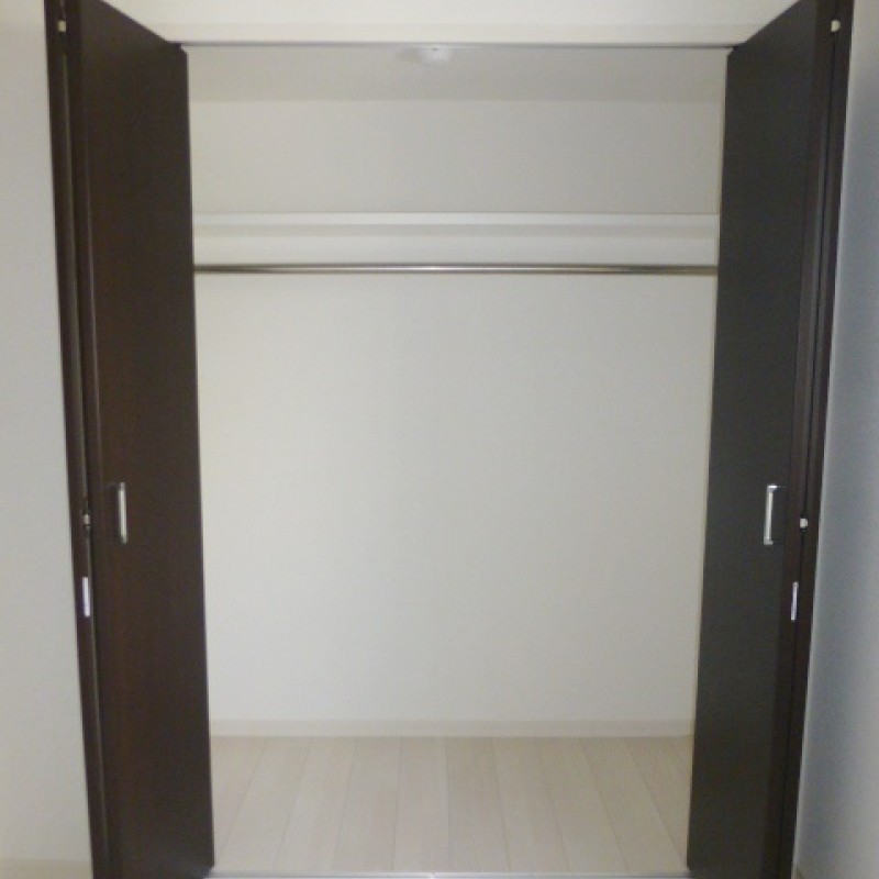 長めのコートもかけられるポール付き