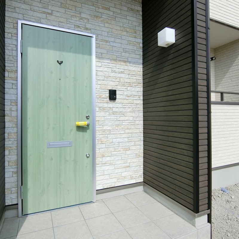 明るくナチュラルテイストの玄関ドア