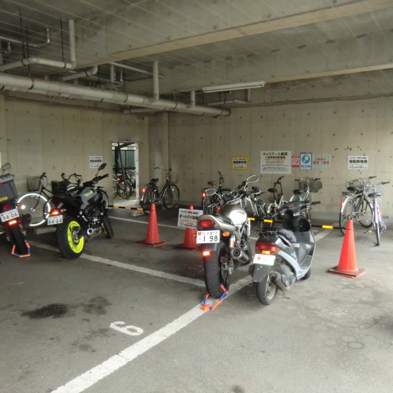 雨や雪でも安心な屋根ありバイクガレージ