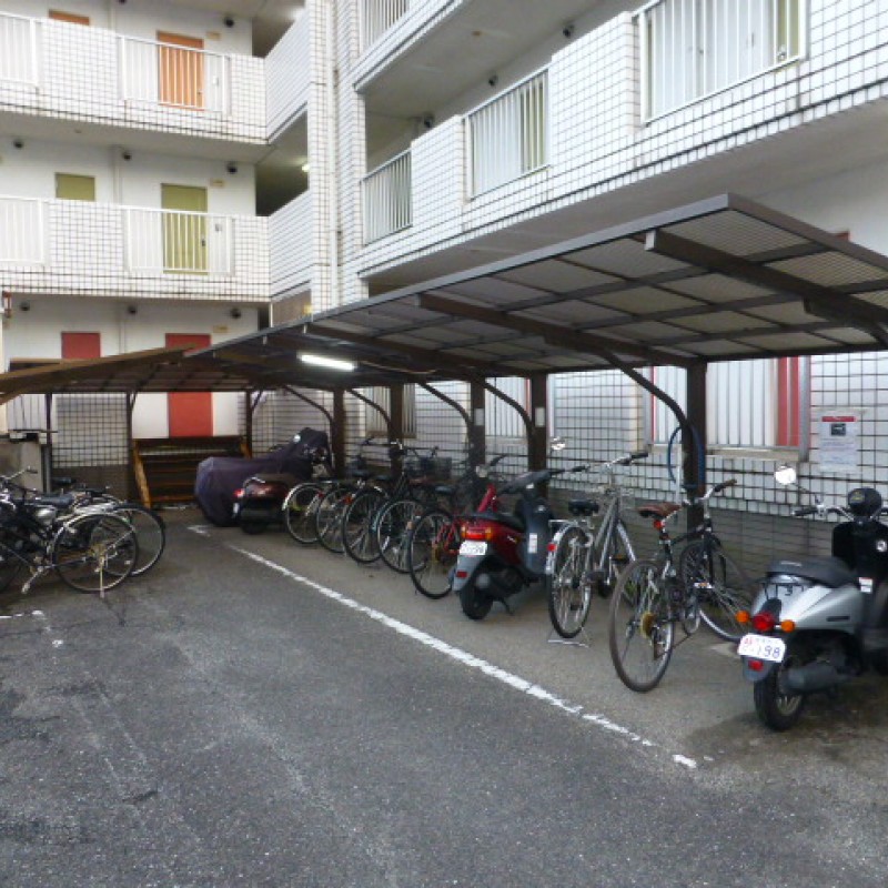 屋根付き駐輪場完備