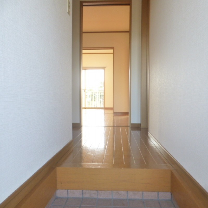 急な来客時でも、玄関からお部屋が見えないので安心ですね♪