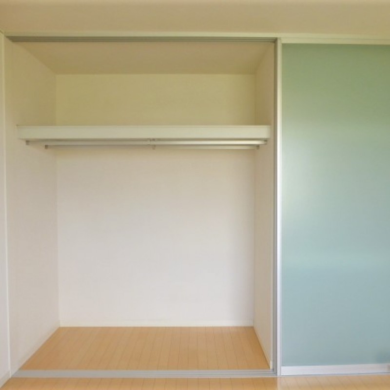 ☆長めのコートもかけられるポール付き☆