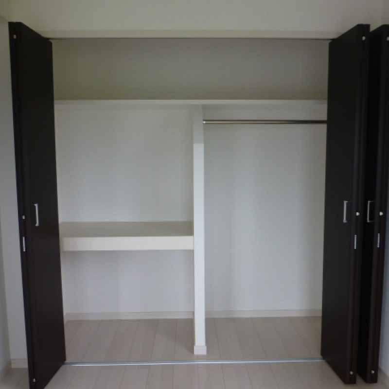 棚が備え付きなので、整理しやすいですね♪