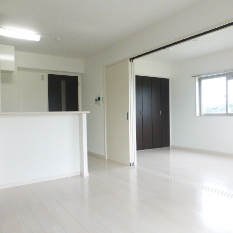 白をベースとした明るい室内