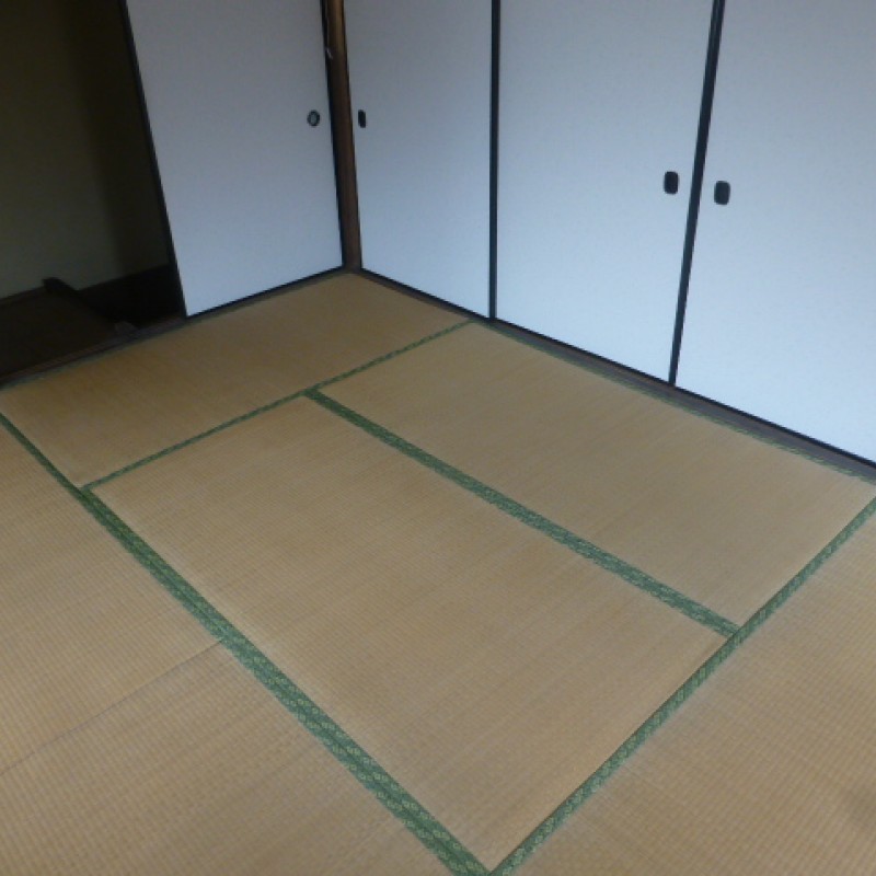 階段上がってすぐの和室です。