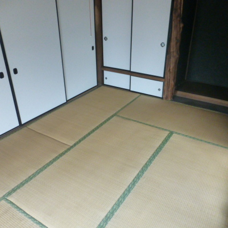 階段上がって奥の和室です。