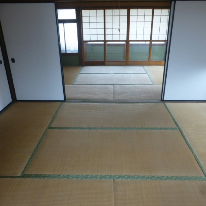 ２階の和室の襖を開けるとこんな感じです。
