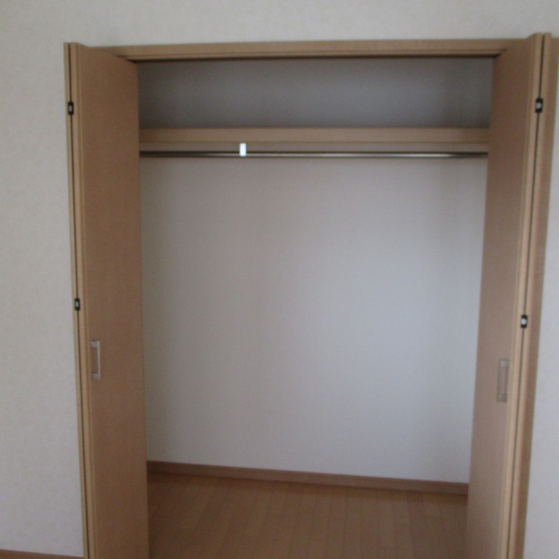ハンガーポール付きのクローゼット内部