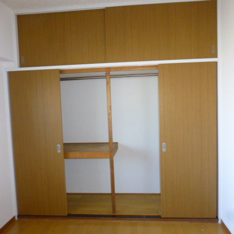 棚やハンガーパイプもあるので効率よく荷物や衣類を収納できます。