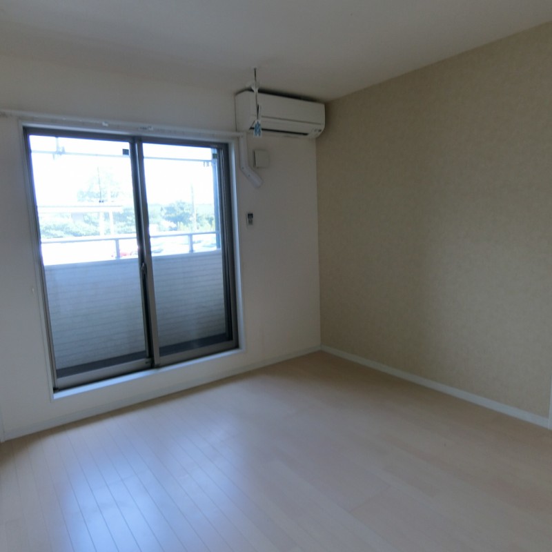 南向きのベランダにはシャッター雨戸つき！防犯面もプライベートも守られます