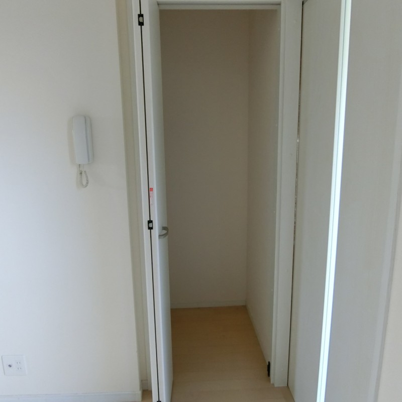 玄関横にも便利な収納があります