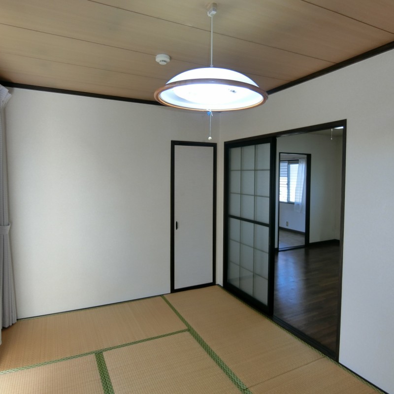 ダイニングキッチン横和室
