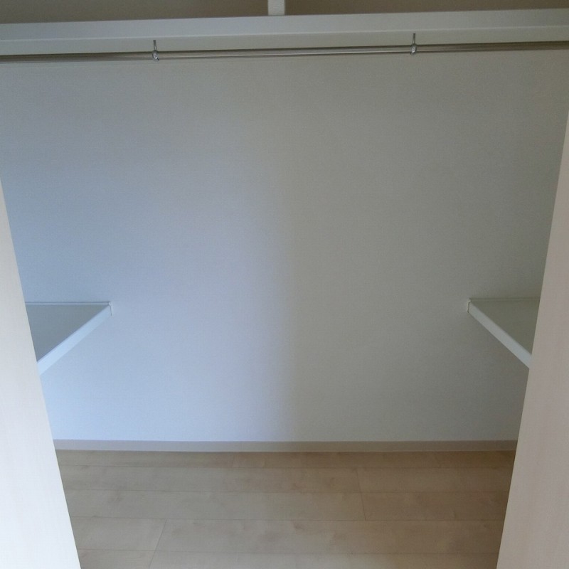 クローゼット内、左右には便利な棚付き