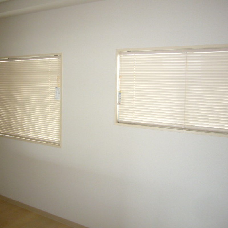 キッチン奥窓にはブラインドあり