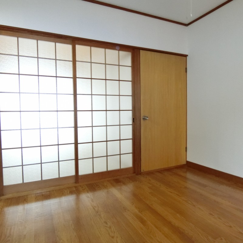右の扉の奥は和室へ