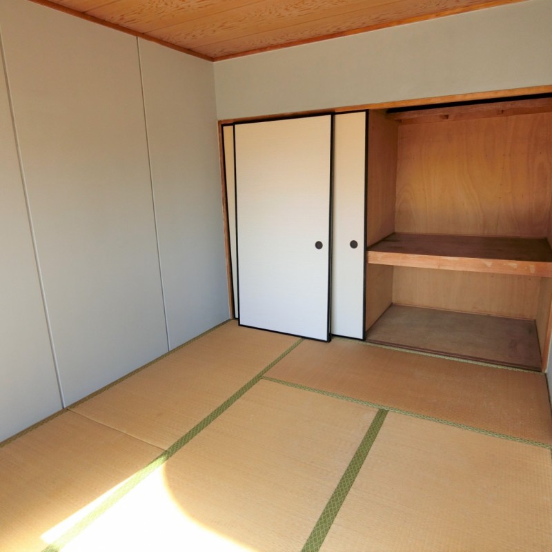 大きな押入収納もあります♪