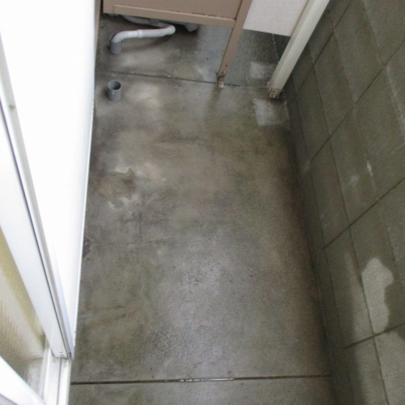 洗濯機置場はベランダにあります