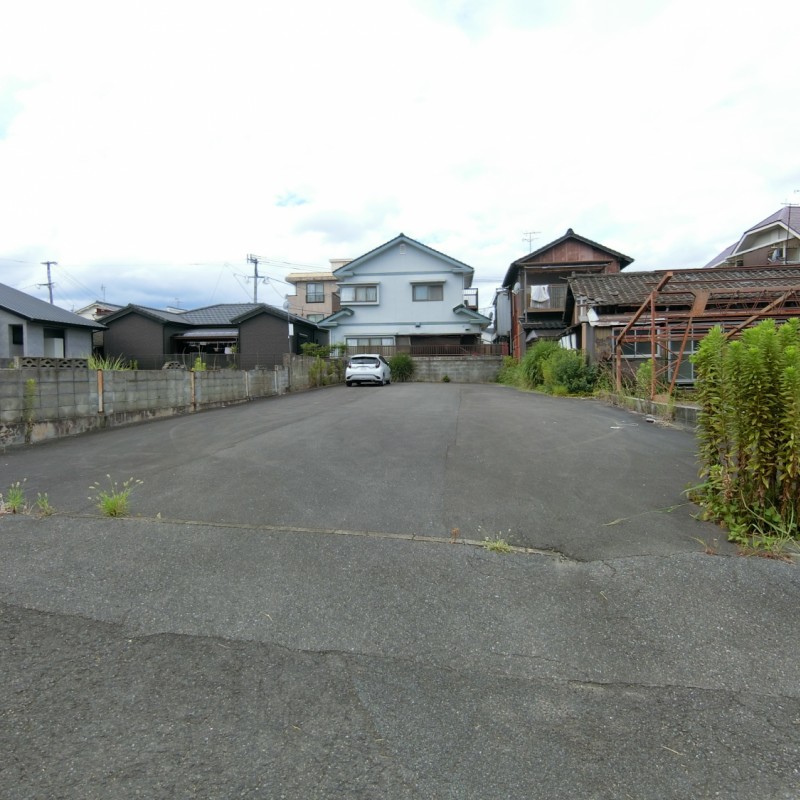 真ん中の駐車場