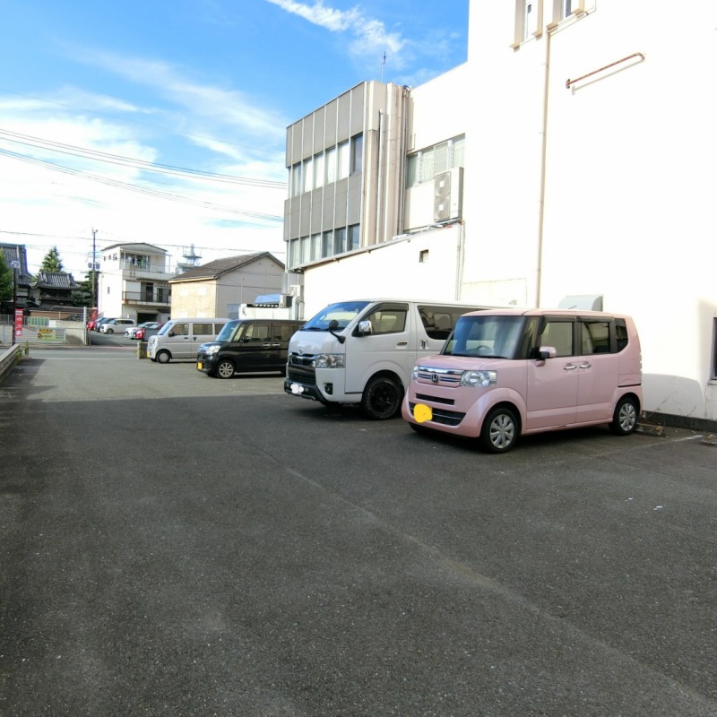 大通り側の駐車場