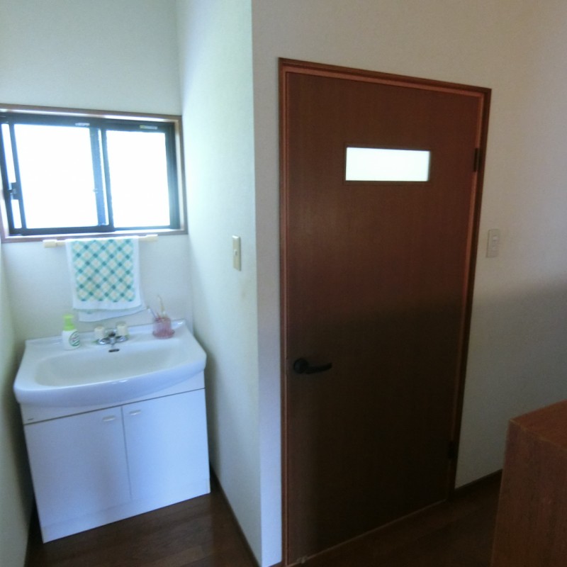 ２階　トイレ横の洗面台