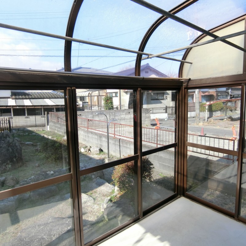 洗濯物を干せるサンルームがあります