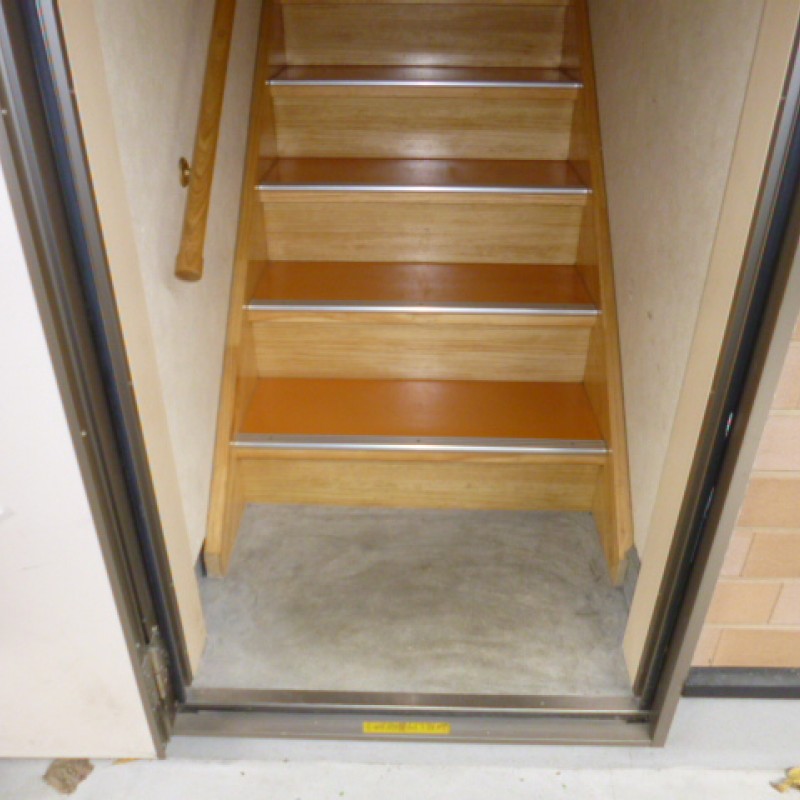 玄関の先は階段で2階が住居です