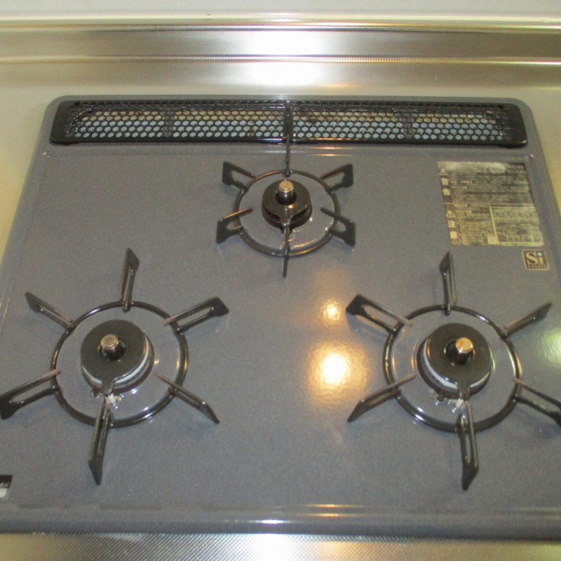 システムキッチン　3口コンロ