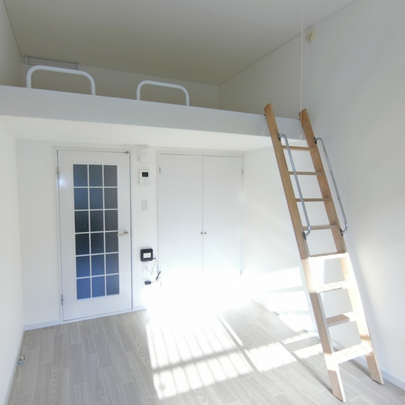 ロフト付きの明るい室内