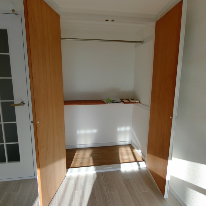 棚付きの収納・衣類はこちらにかけれます