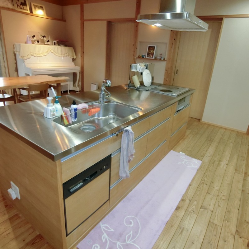 リビングを見渡せるアイランドキッチン