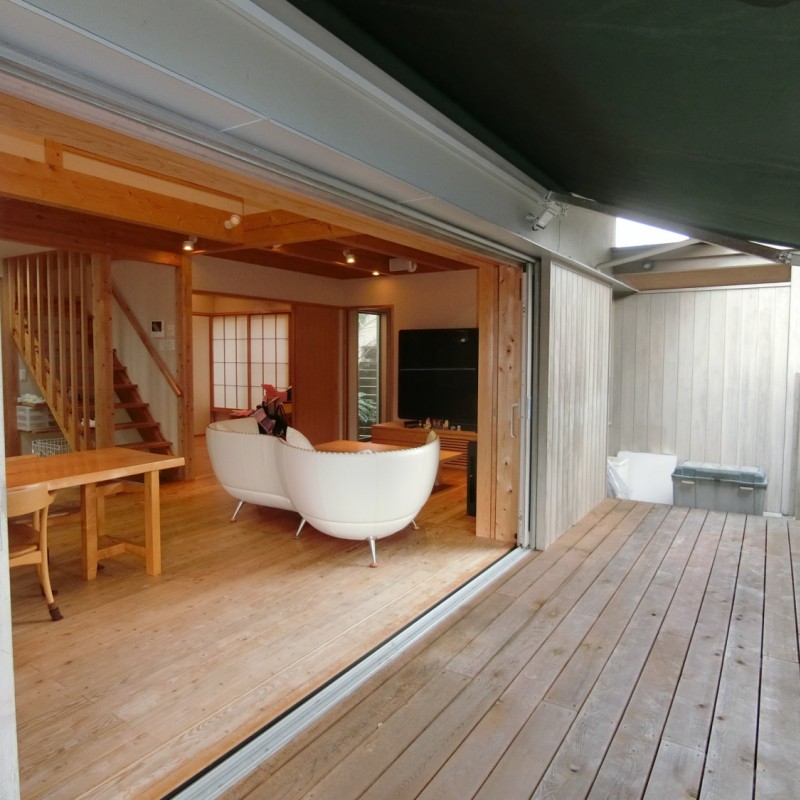 広々としたテラスは、くつろぎのアウトドアリビングとしても活用できます。