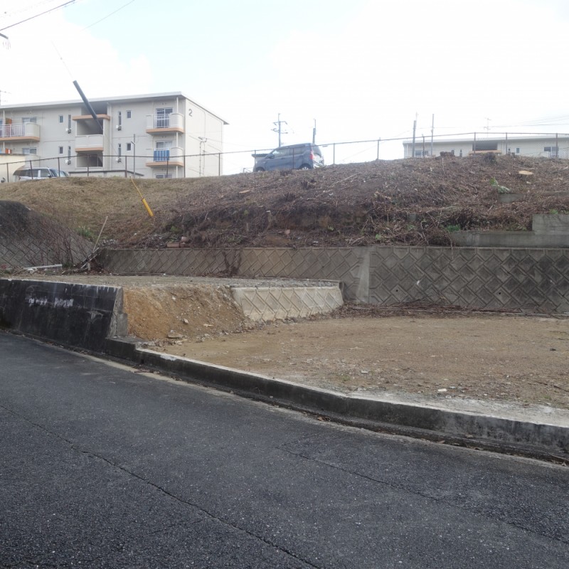 北西側道路より撮影（敷地内に高低差があります）