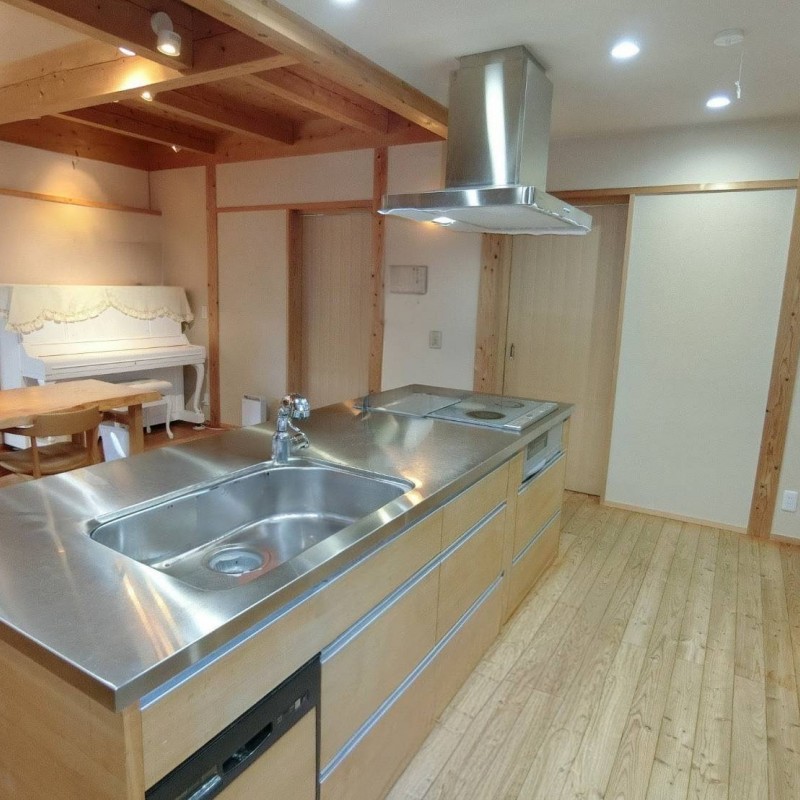 リビングを見渡せるアイランドキッチン