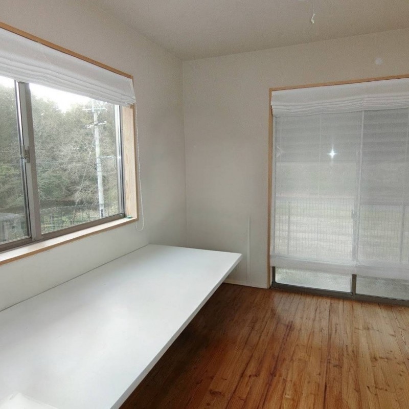 １階　窓から池の景色を望む洋室です。