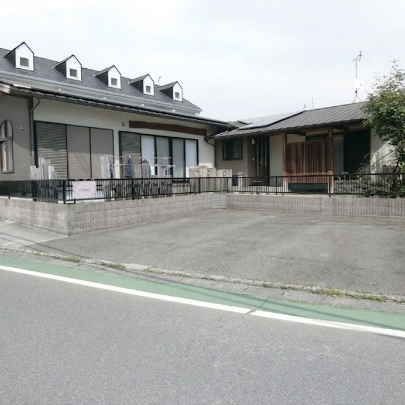 駐車場3台分可能です。