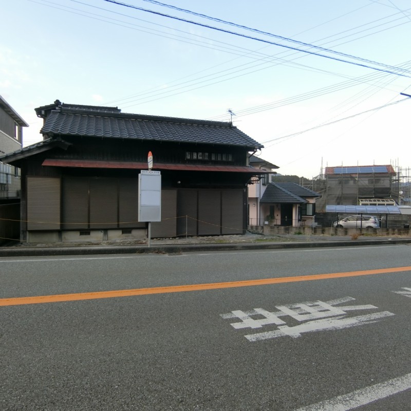 家の前にバス停があります。