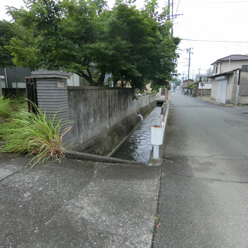 前面の道路との間に水路があります。