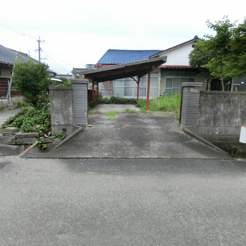 前面道路との間に水路があり、敷地への進入は既設の橋（乗入れ橋）を利用します。