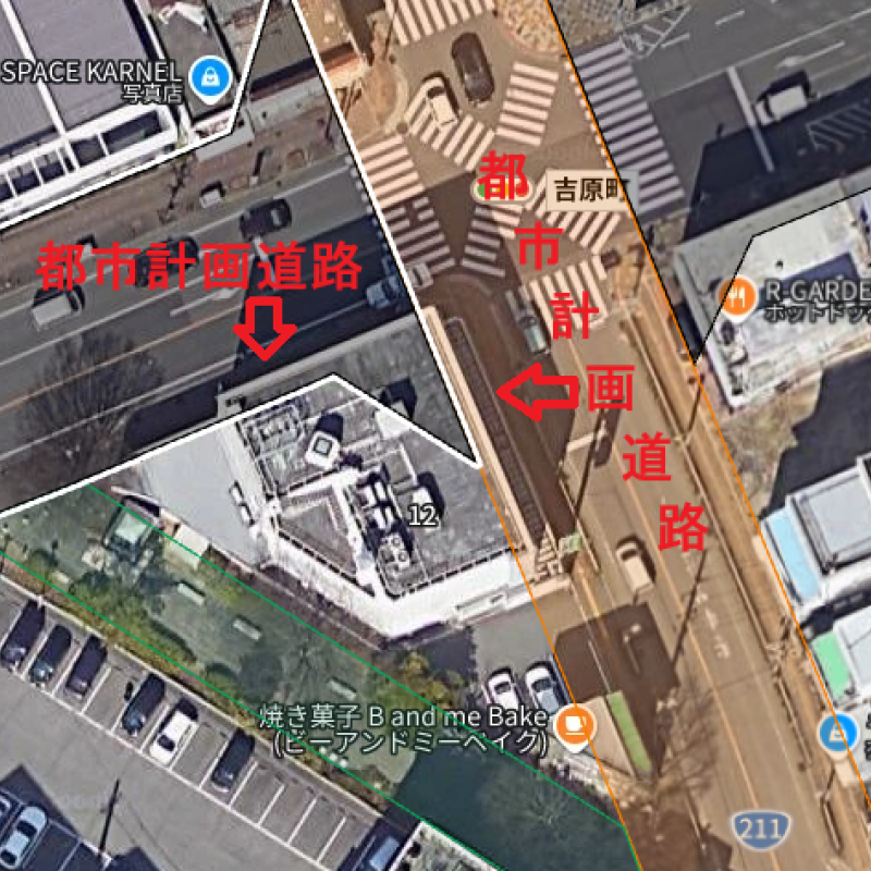 北側及び東側の道路は都市計画道路に指定されています。