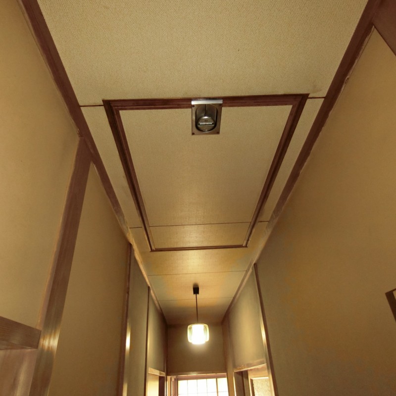 屋根裏収納があります。