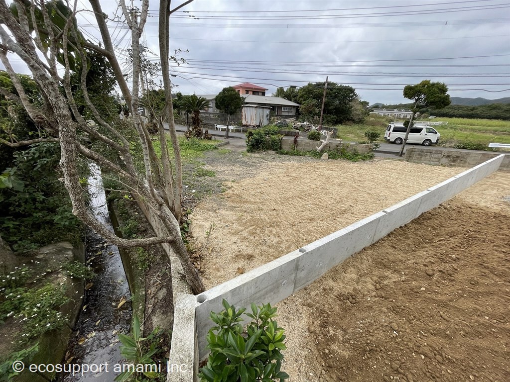 北東から