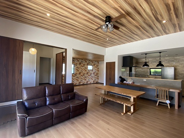 写真は新築時（2年前）のものです。