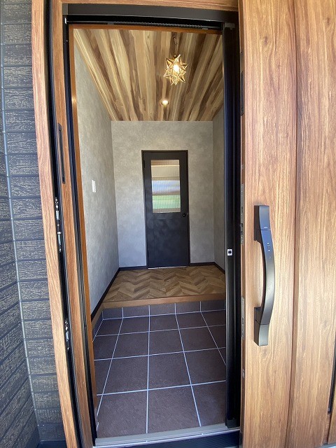 写真は新築時（2年前）のものです。