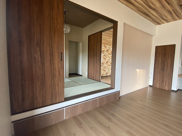 写真は新築時（2年前）のものです。