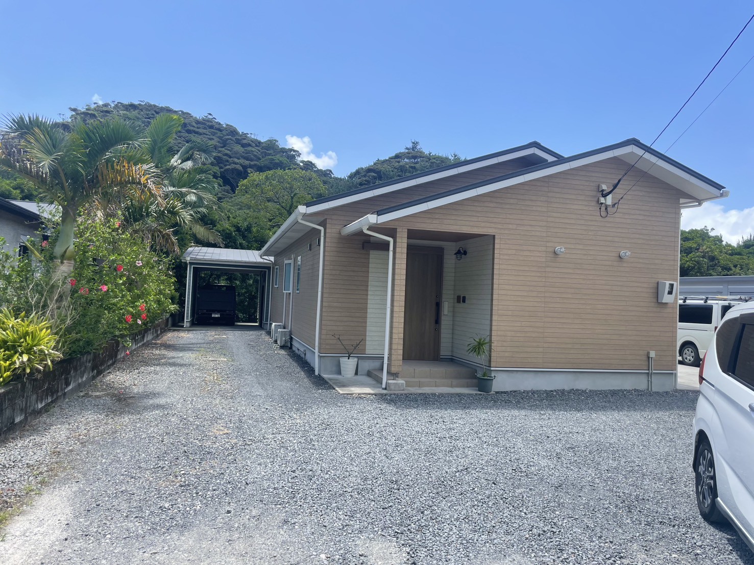 住宅 外観（玄関側と通路）