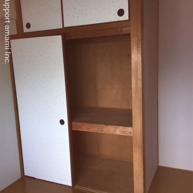 玄関左手洋室・押入れ