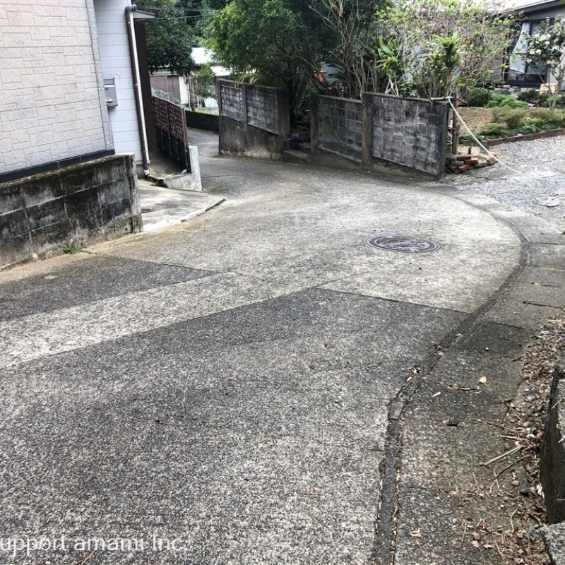 敷地西集落側からの入口道路