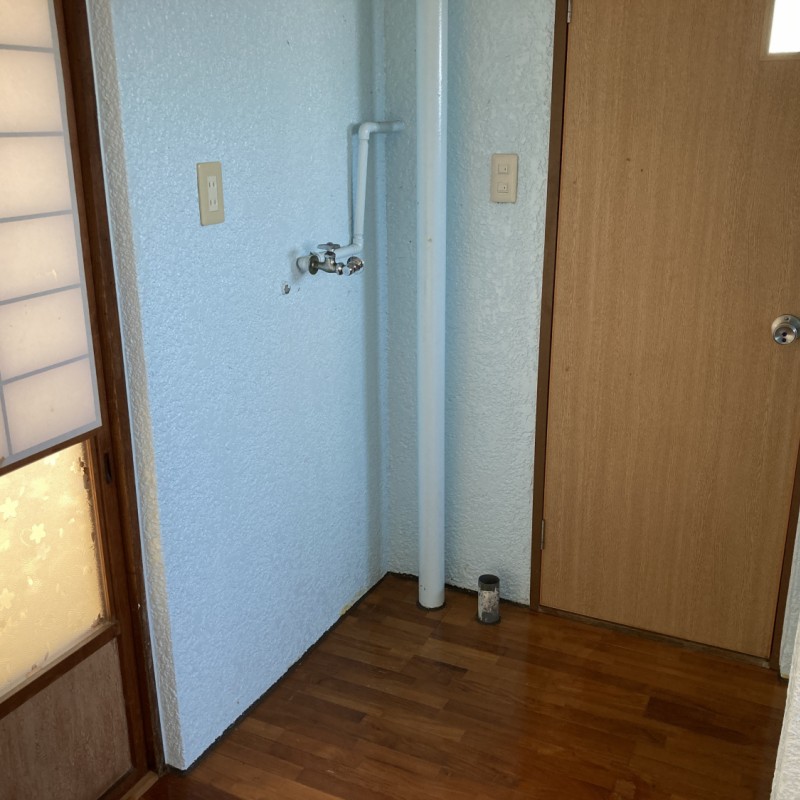 洗濯機置場はトイレ前部分になります。