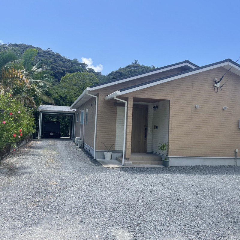 住宅 外観（玄関側と通路）